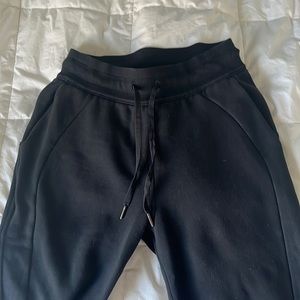 Black Lululemon HR scuba jogger
